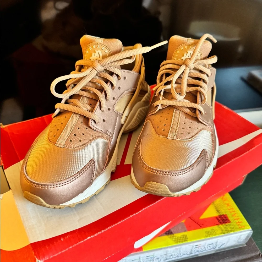 Nike Huarache sneakers in rose gold